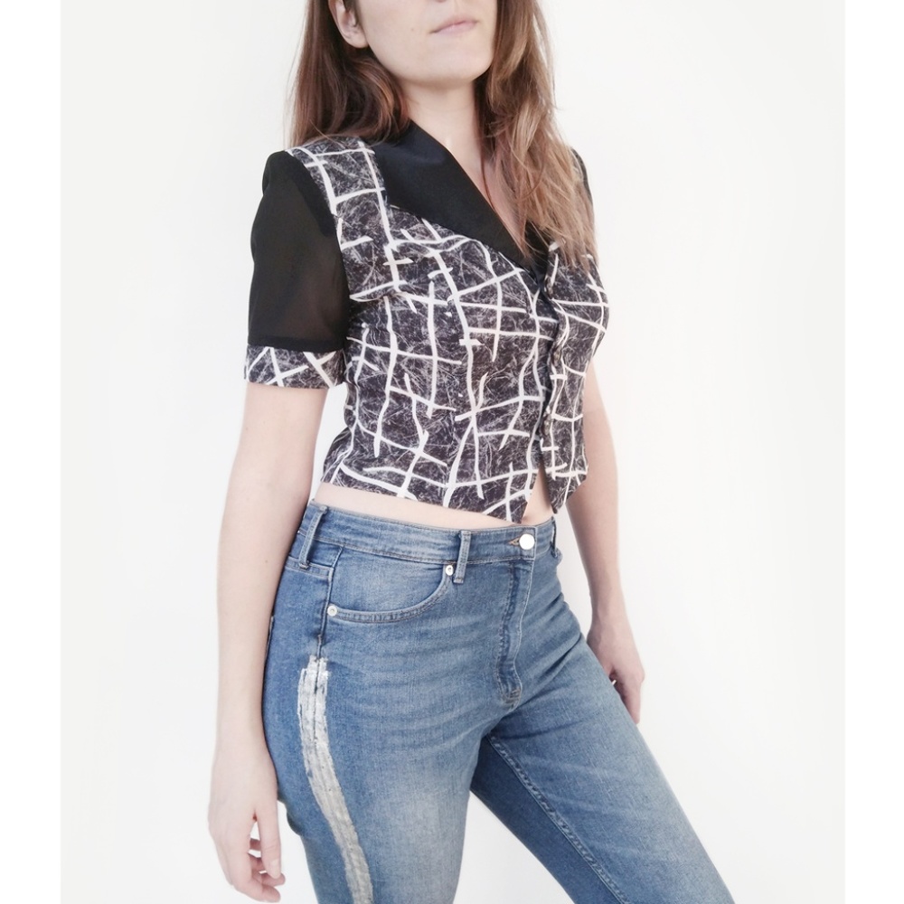 ✨VINTAGE✨ Sheer Contrast Sleeves Printed Crop Top